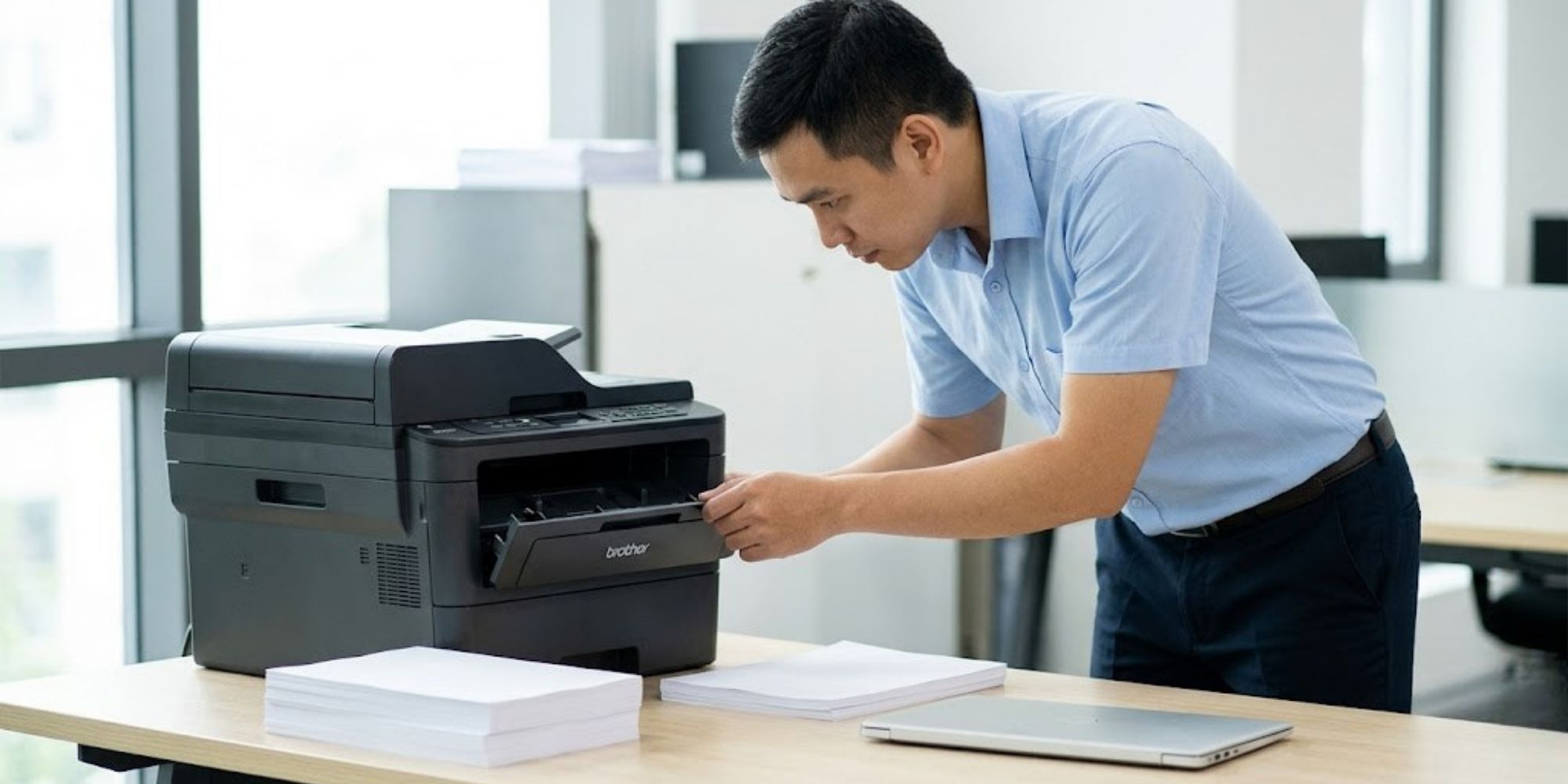 thợ đang sửa lỗi máy in brother